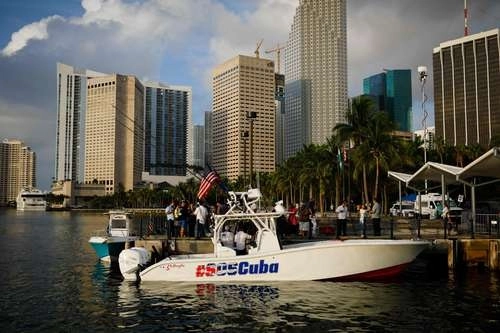 Participantes en la flotilla que salió de Bayside, Miami, en apoyo a la oposición cubana. Foto Afp