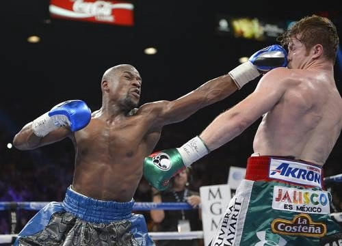 Floyd Mayweather Jr. conecta a la cara de Saúl ‘Canelo’ Álvarez en su pelea de 2013. Foto Ap/ Archivo