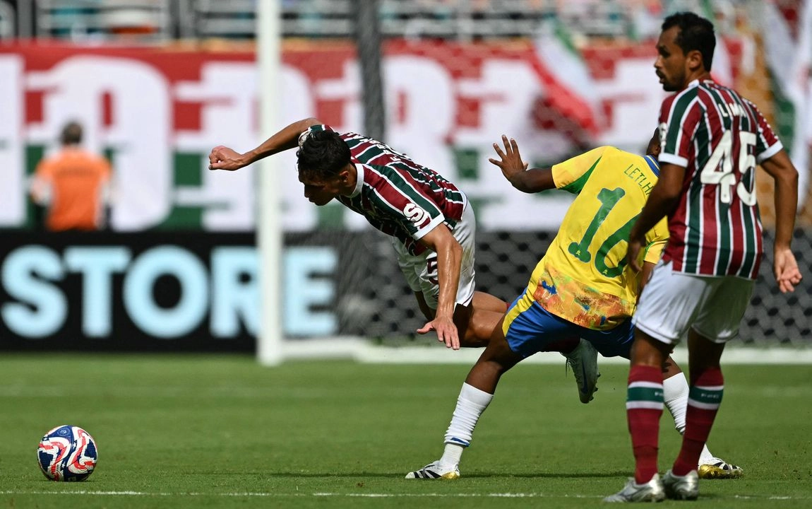 El mediocampista uruguayo (5) de Fluminense, Facundo Bernal, y el delantero sudafricano (16) de Sundowns, Kutlwano Letlhaku, luchan por el balón junto al mediocampista brasileño (45) de Fluminense, Lima, durante el partido del Grupo F de la Copa Mundial de Clubes de la FIFA 2025 entre Mamelodi Sundowns de Sudáfrica y Fluminense de Brasil en el estadio Hard Rock en Miami el 25 de junio de 2025.