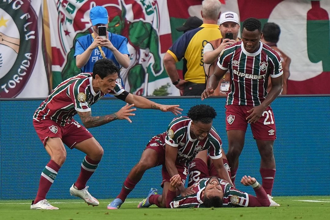 Juan Pablo Freytes (22) del Fluminense es rodeado por sus compañeros tras anotar un gol contra Ulsan HD durante la segunda mitad de un partido del grupo F del Mundial de Clubes, el sábado 21 de junio de 2025, en East Rutherford, Nueva Jersey. Foto