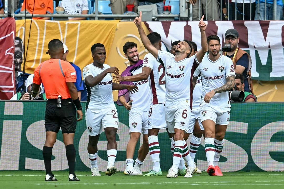 Futbolistas del Fluminense festejan una anotación durante el encuentro. Foto