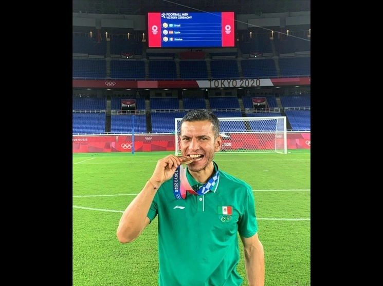 Lozano dirigirá a la selección durante la Copa Oro. En la imagen, con la medalla olímpica de bronce obtenida en Tokio. Foto @jaimelozano21
