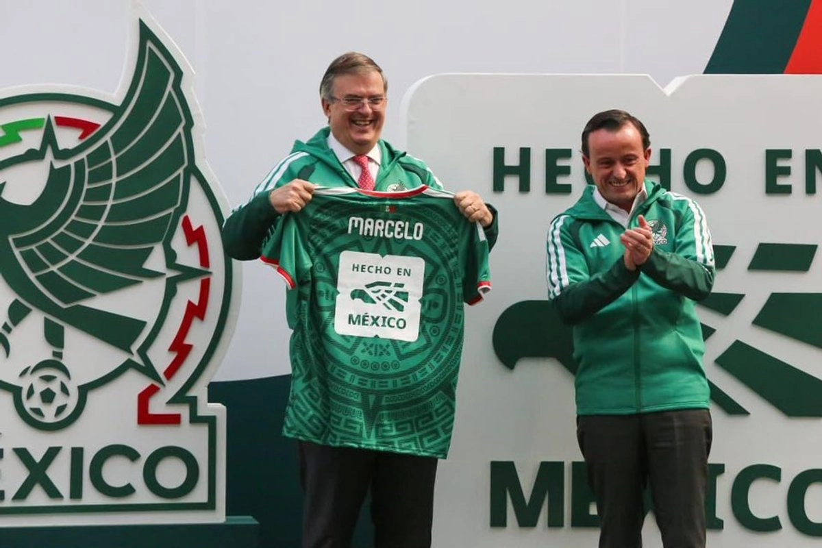 Marcelo Ebrard, secretario de Economía, entregó a la selección nacional de futbol y a la Federación Mexicana de Futbol la certificación de Hecho en México como parte de la campaña "Somos México" rumbo al Mundial 2026, donde el país será por tercera vez sede de una Copa del Mundo. 
