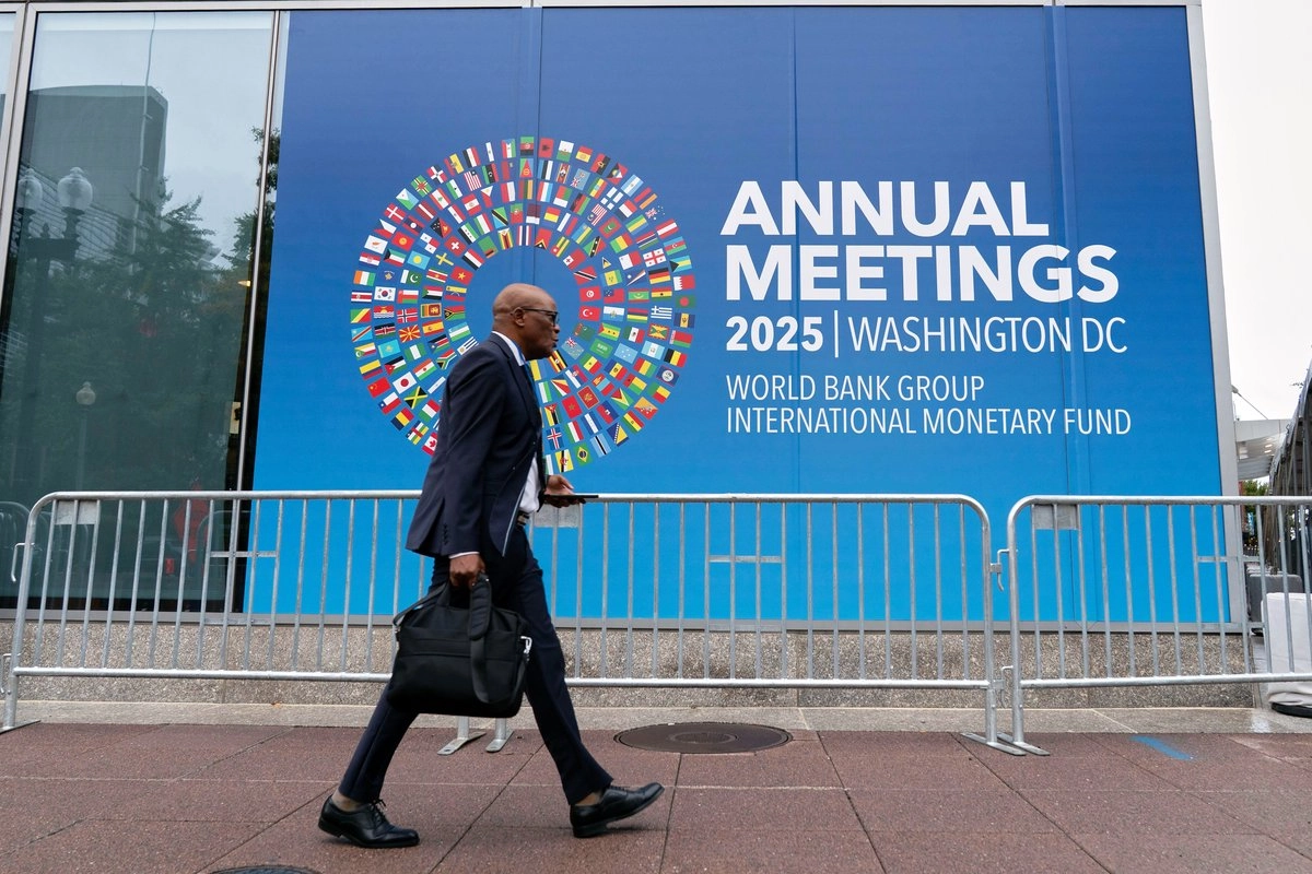 Delegados llegan a las reuniones anuales del Banco Mundial y el Fondo Monetario Internacional en Washington, el 14 de octubre de 2025. Foto 