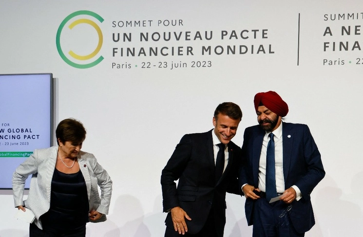 La directora gerente del FMI, Kristalina Georgieva; el presidente francés, Emmanuel Macron; y el nuevo dirigente del Banco Mundial, Ajay Banga, durante una cumbre en París, el 22 de junio de 2023. Foto Afp