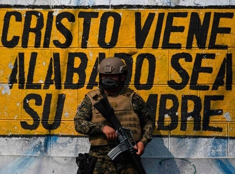 Un soldado vigila en San Salvador. Foto Afp/ archivo