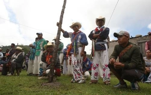 Habitantes de comunidades wixarika al norte del estado de Jalisco. Foto Arturo Campos Cedillo / Archivo
