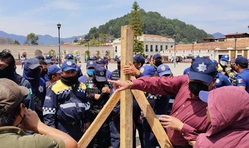Integrantes del FNLS en Chiapas denunciaron que la policía desalojó su plantón con violencia. Foto La Jornada