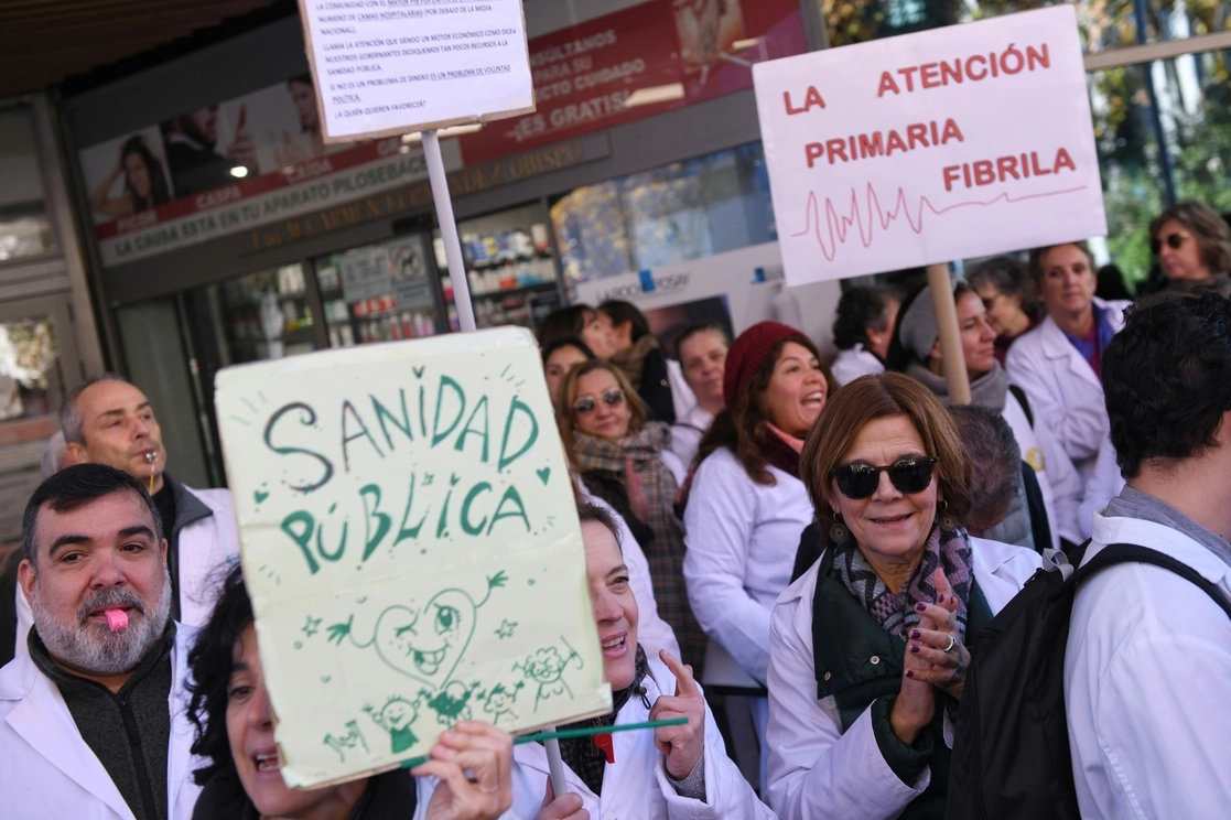 Varios manifestantes exigen la mejora de la Atención Primaria en la Sanidad Pública, frente a la Asamblea de Madrid, en Madrid España, el 1 de diciembre de 2022. Foto Europa Press