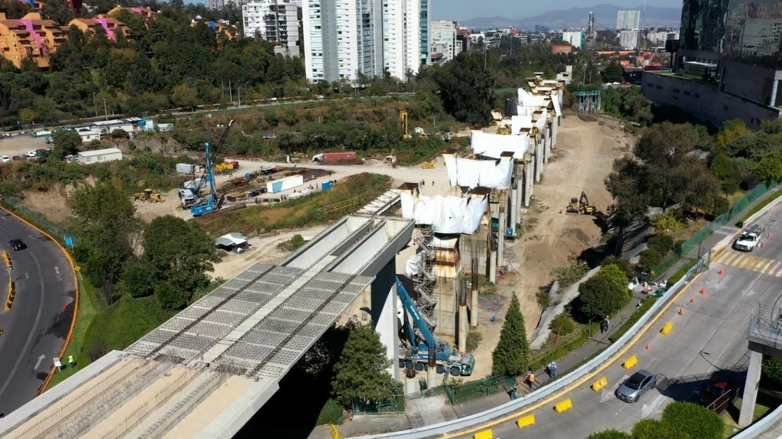 Construcción de un tramo del Tren Interurbano México-Toluca en la zona de Santa Fe, en la Ciudad de México. Foto ‘La Jornada’ / Archivo