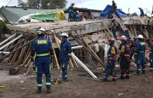Trabajos de limpieza de escombros en lo que fue el colegio Enrique Rébsamen, en Ciudad de México, tras el sismo. Foto Guillermo Sologuren / Archivo