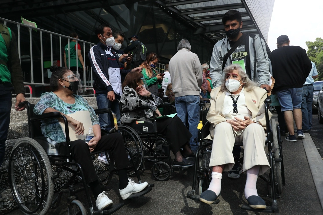 Personas de la tercera edad recibiendo la vacuna en la CDMX: Foto Yazmín Ortega/ archivo