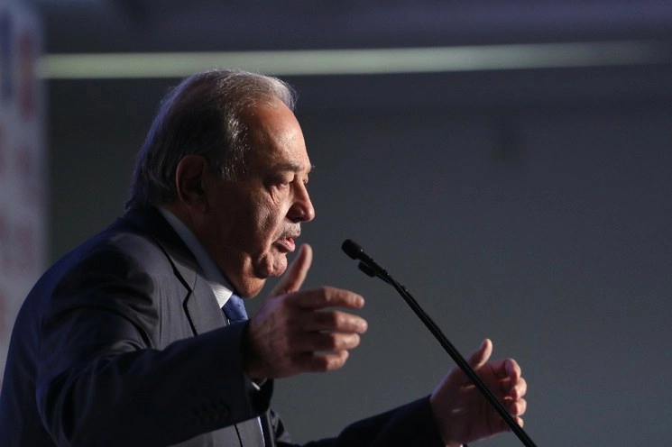 La firma IDEAL, del conglomerado empresarial de Carlos Slim (en la imagen), dijo que dos fondos de pensión de Canadá lanzaron una oferta pública de adquisición forzosa a través de la BMV para adquirir sus acciones. Foto Yazmín Ortega / Archivo