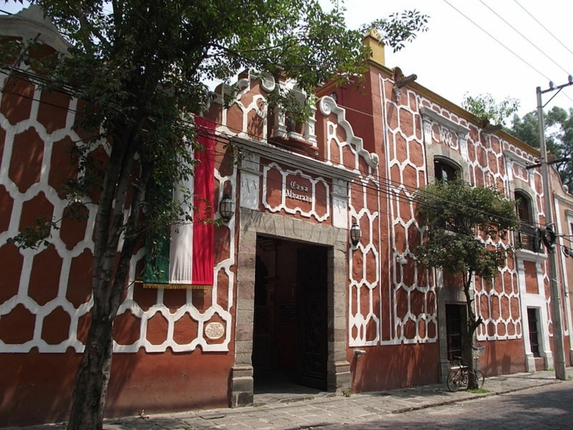 Exterior de la casona de Coyoacán, donde se encuentra la Fonoteca Nacional. Foto tomada de Wikipedia / Archivo