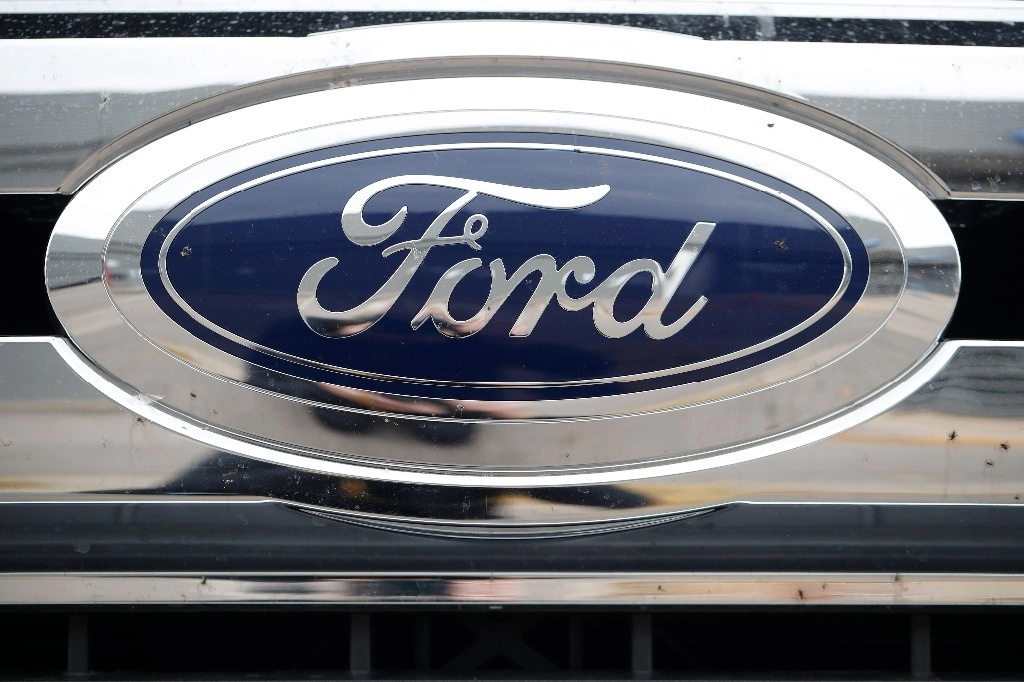 Ford cifró en ocho mil 800 millones de dólares el costo de un nuevo acuerdo laboral y se unió a su rival General Motors al recortar su previsión de utilidades para todo el año debido a la pérdida de producción por la larga huelga. Foto Ap / Archivo