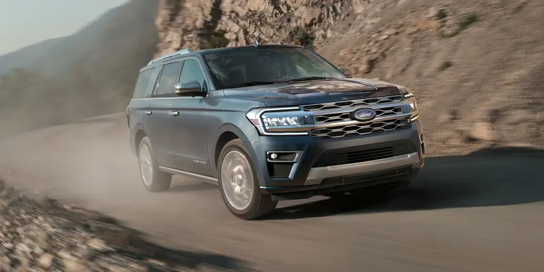 Expedition 2022 esta disponible ya en México en tres versiones, que se caracterizan por la incorporación de distintos elementos cosméticos para darles una personalidad propia.
Fotos. Cortesía Ford de México.