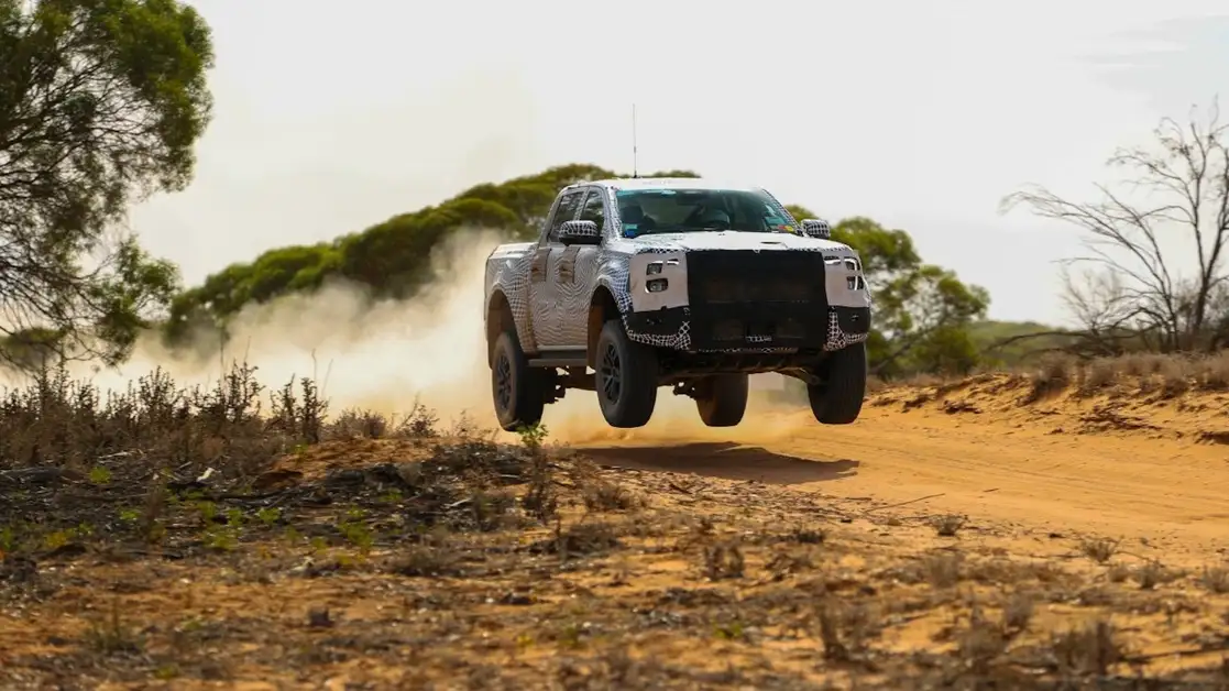 La Ford Raptor 2023 hará gala de una imagen más agresiva e imponente, así como de considerables mejoras en su interior y tren motriz apra hacelo más confortable, conectado y divertido de conducir dentro y fuera del asfalto.
Fotos. Cortesía Ford.
