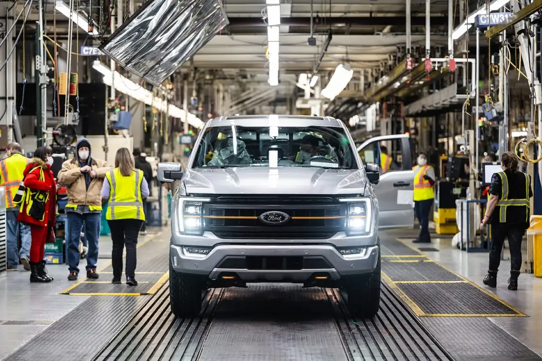 Una F-150 Tremor 2022 color Iconic Silver fue la encargada de llevarse esta distinción, y se encuentra ya camino a Texas para llegar a manos de su nuevo propietario.
Fotos Cortesía Ford Motor Company.
