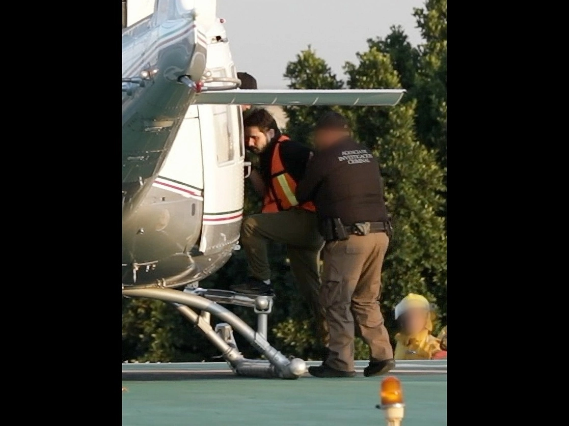 Ovidio Guzmán, al momento en que subía al helicóptero que lo llevó de la CDMX al penal del Altiplano, en enero pasado, donde desde entonces se encuentra ingresado. Foto Jair Cabrera 