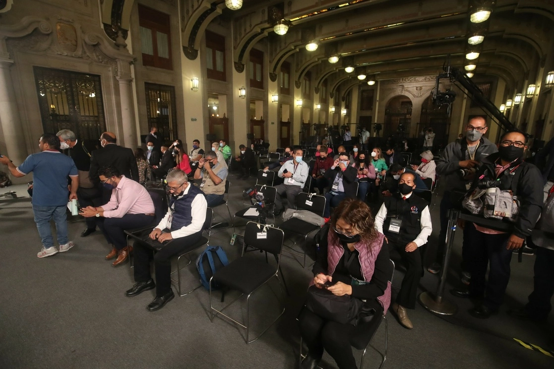 Reporteros que asisten a la conferencia presidencial matutina en Palacio Nacional, en la Ciudad de México, el 31 de mayo de 2022. Foto Luis Castillo