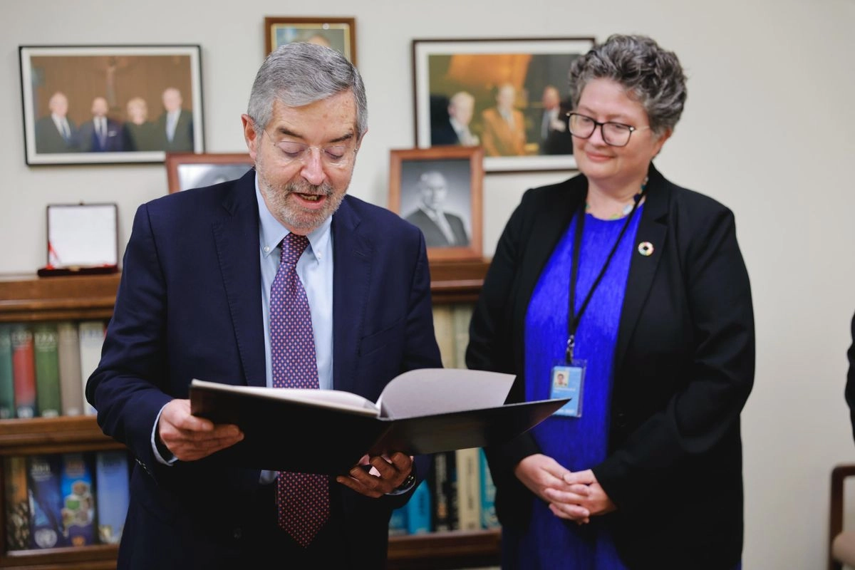 El canciller Juan Ramón de la Fuente entregó el documento de ratificación ante Elinor Hammarskjöld, secretaria general Adjunta de Asuntos Jurídicos y Asesora Jurídica de la ONU.