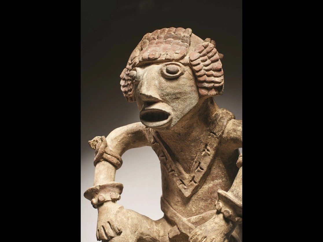 Estatuilla de un hombre sentado, elaborada entre 1300-1400 dC en Colima, fue una de las piezas subastadas en París el 2 de noviembre pasado. Foto tomada del catálogo en línea de Artcurial https://www.artcurial.com/