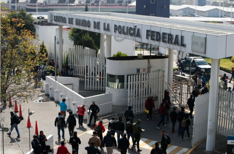 Ex integrantes de la Policia Federal, durante un bloqueo en demanda del pago de su liquidación, toda vez que se niegan a formar parte de la Guardia Nacional. Foto Alfredo Domínguez / archivo 