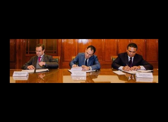 Los secretarios de Educación, Esteban Moctezuma, y de Hacienda, Arturo Herrera, acompañados del gobernador de Michoacán, Silvano Aureoles, durante la firma de un acuerdo que garantizará que los maestros reciban de manera puntual su sueldo. Foto cortesía de la SHCP