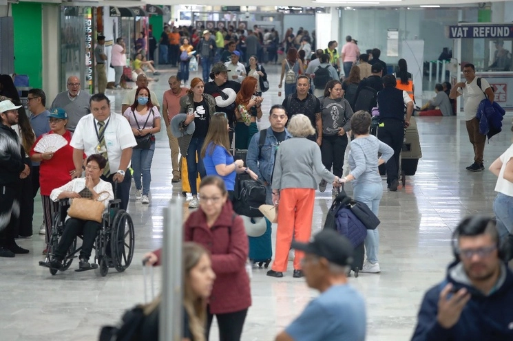 La medida tiene como fin atender la saturación en las operaciones de la terminal aérea capitalina y es la segunda reducción de vuelos que pueden aterrizar y despegar en un año. El primer ajuste fue de 61 a 52. Foto Cristina Rodríguez / Archivo