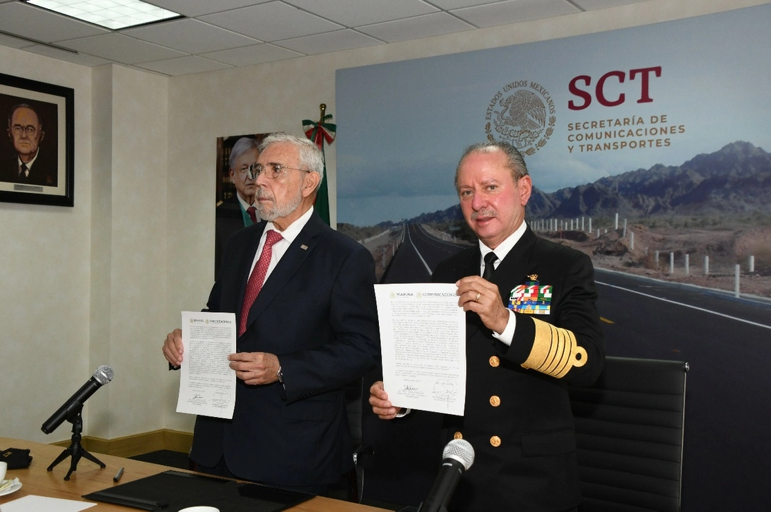 Los secretarios de Marina, José Rafael Ojeda Durán (der), y de Comunicaciones y Transportes, Jorge Arganis (izq) durante la firma de documentos. Foto Cortesía Semar