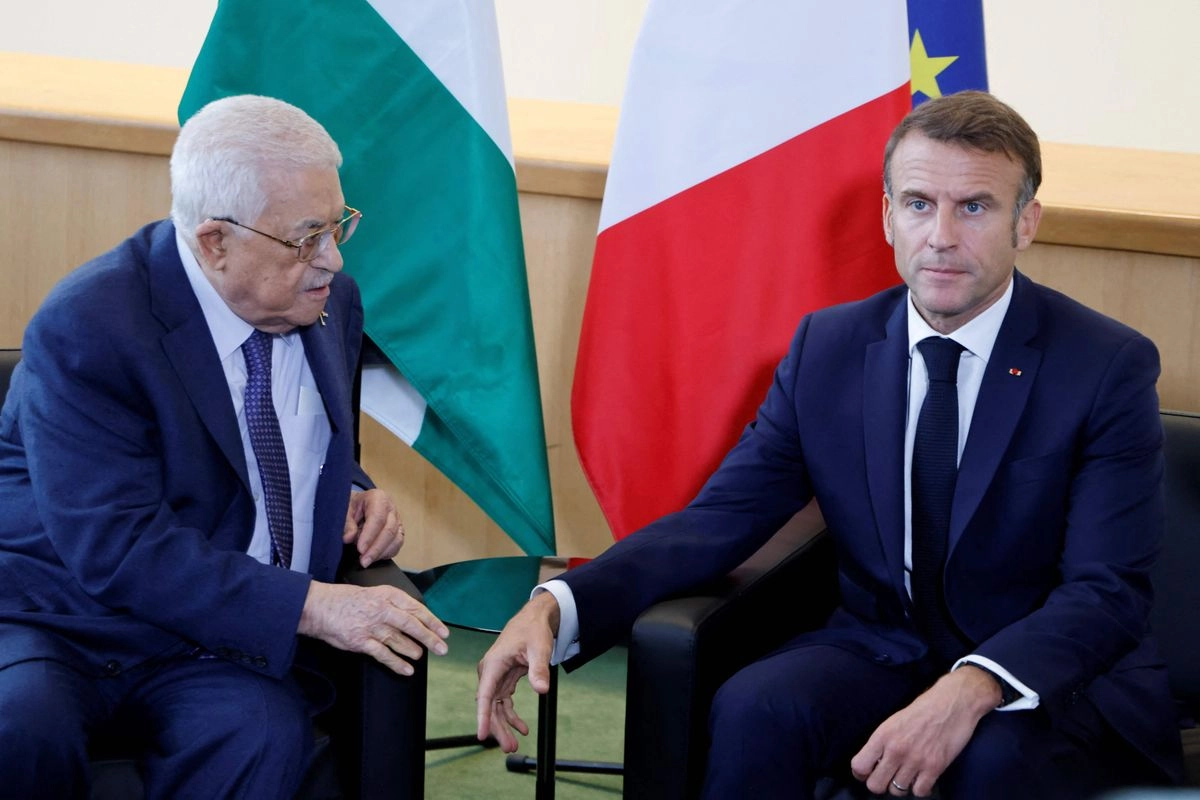 El presidente francés, Emmanuel Macron (der.), se reúne con el presidente palestino, Mahmud Abbas, en el marco del 79.º periodo de sesiones de la Asamblea General de las Naciones Unidas en Nueva York el 25 de septiembre de 2024.  Foto