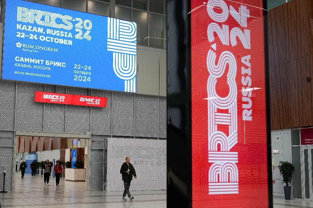 Todo está listo en el centro de congresos de Kazán, Rusia, para dar inicio a la decimosexta cumbre del BRICS+. Foto Ap 