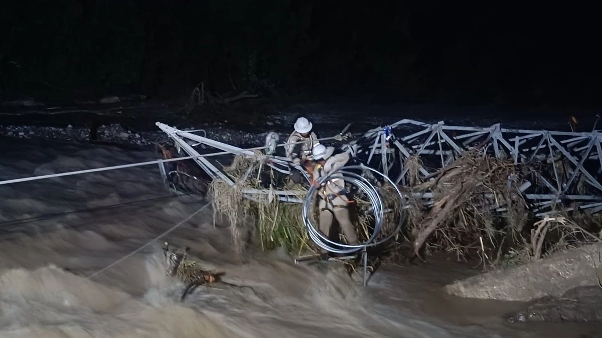 Trabajadores de CFE levantan una torre que cayó por la fuerza del huracán 'Raymundo'. Foto