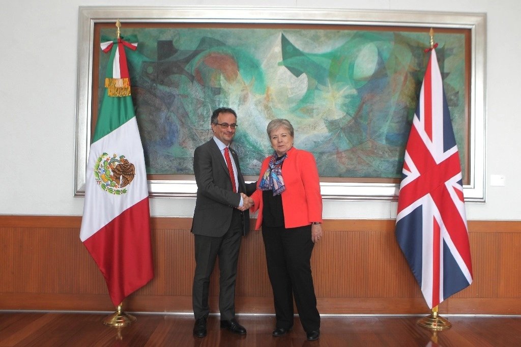 Foto del embajador del Reino Unido en México, Jon Benjamin, y la Secretaria de Relaciones Exteriores, Alicia Barcena.  Foto @UKinMexico/ Archivo 
