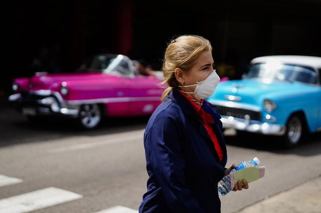 Mujer camina rumbo al aeropuerto internacional "José Martí", en La Habana, Cuba. Foto Ap