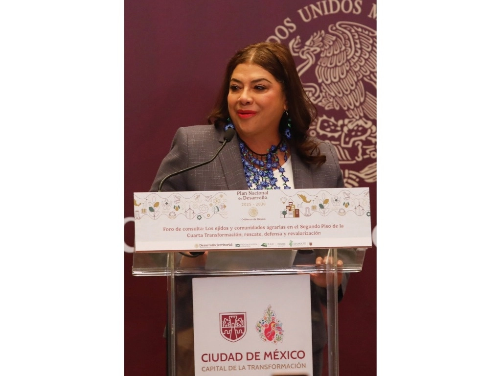 La jefa de Gobierno de la CDMX, Clara Brugada, pidió en un foro del Plan Nacional de Desarrollo abrir mesas comunitarias para favorecer a pueblos originarios, ejidales y rurales de la capital y del país. Foto Jorge Ángel Pablo 