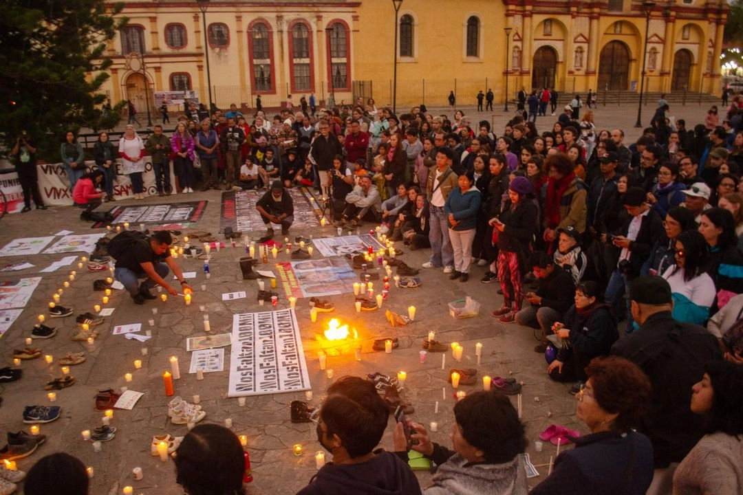 Decenas de personas se unieron ayer en San Cristóbal de las Casas, Chiapas, a la jornada de luto nacional por las víctimas de Teuchitlán, Jalisco. Foto 