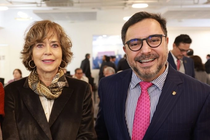 El director general del IPN, Arturo Reyes Sandoval (der) junto con la nueva titular de la SECIHTI, Rosaura Ruiza (izq). Foto tomada de la cuenta de X @ArturoReyesS_