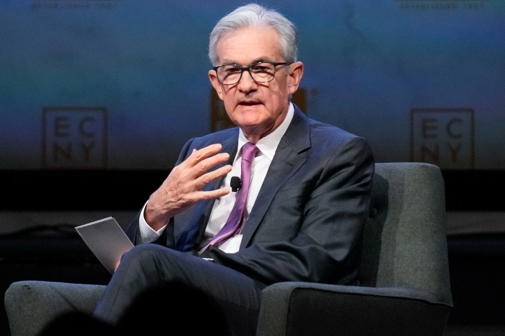 La fortaleza de la economía estadunidense y la persistente rigidez de los mercados laborales podrían justificar nuevas subidas de las tasas de interés, dijo el presidente de la Reserva Federal, Jerome Powell, durante un evento en NY el 19 de octubre de 2023. Foto Ap