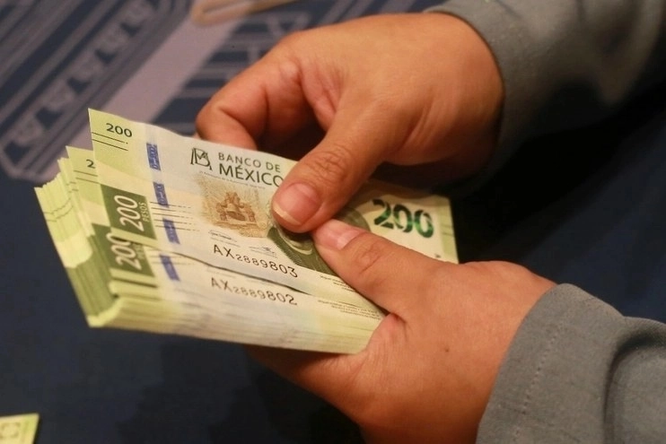 La fortaleza del peso con respecto al dólar provocó que durante marzo el flujo de recursos que obtienen las familias por el ingreso de las remesas que les envían sus familiares del extranjero cayeran 15%, informó BBVA. Foto Luis Castilo / Archivo