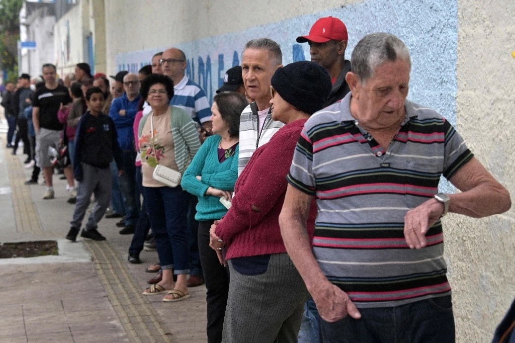 La gente hace cola para votar durante la segunda vuelta de las elecciones municipales en Sao Paulo, Brasil, el 27 de octubre de 2024. Foto Afp