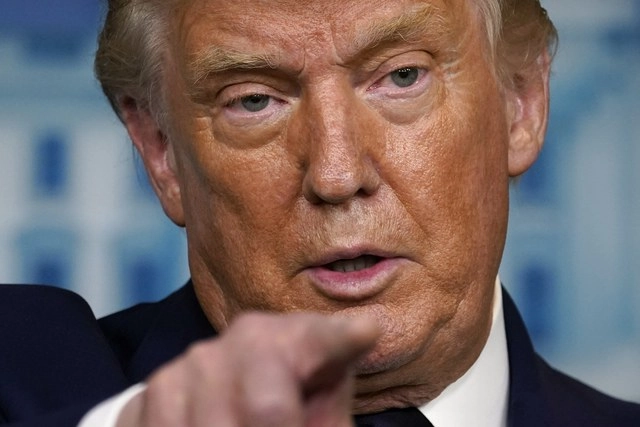 El presidente Donald Trump pretende que la cadena Fox News despida a su reportera asignada a temas de seguridad nacional, luego que ella confirmó afirmaciones de que el magnate había despreciado a veteranos militares de EU, un escándalo que lo acosa desde hace dos días. Foto Ap