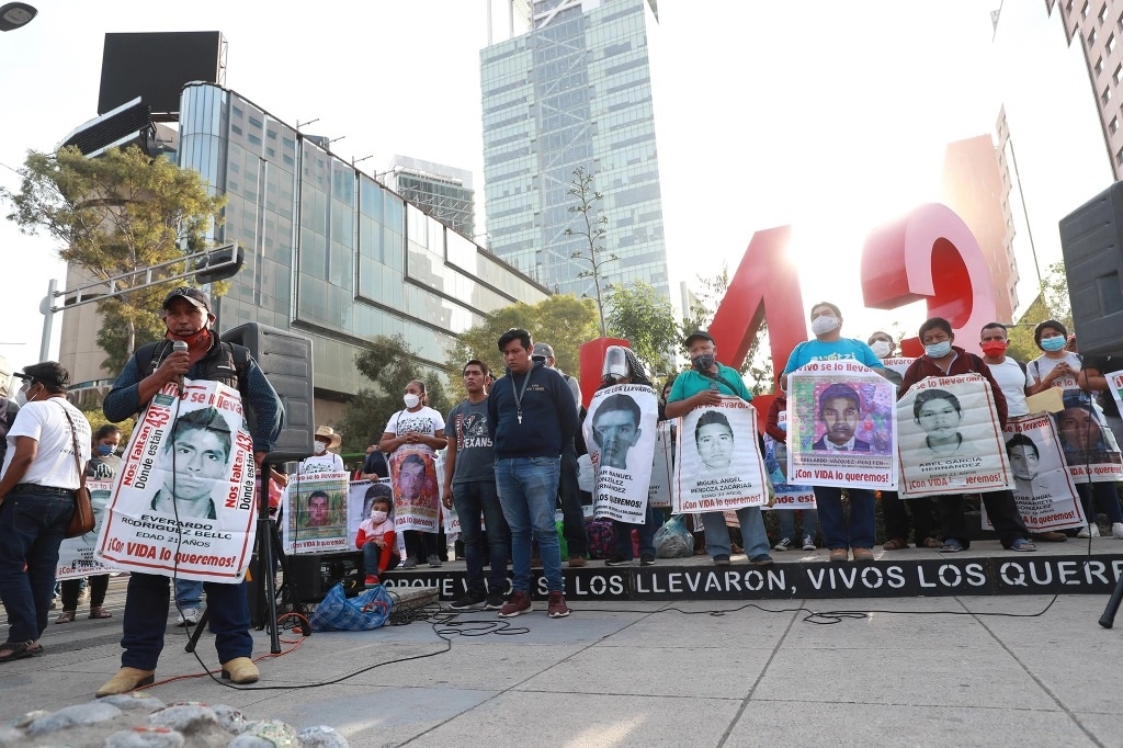 Padres de los 43 normalistas desaparecidos de Ayotzinapa en el Antimonumento sobre Paseo de la Reforma. Foto LA JORNADA/María Luisa Severiano
