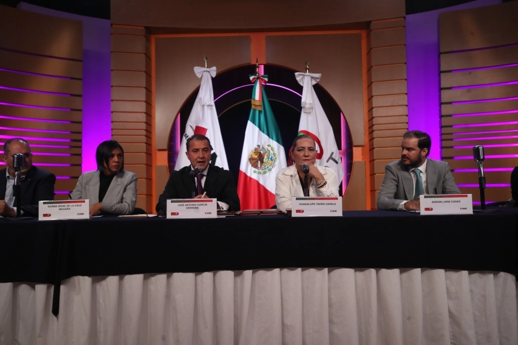 Firma del convenio del Instituto Nacional Electoral con la Cámra Nacional de la Industria de la Radio y la Televisión (CIRT), en la Ciudad de México, el 14 de febrero de 2024. Foto Yazmín Ortega Cortés