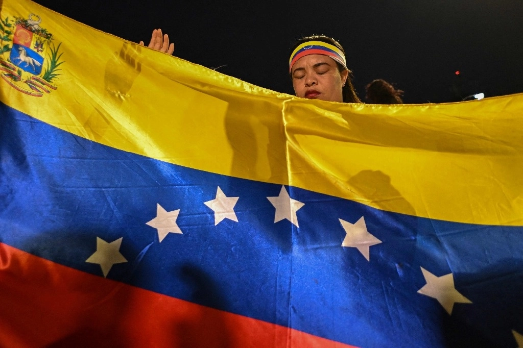 Manifestantes protestan contra la cuestionada victoria presidencial de Nicolás Maduro en Cali, Colombia. Afp