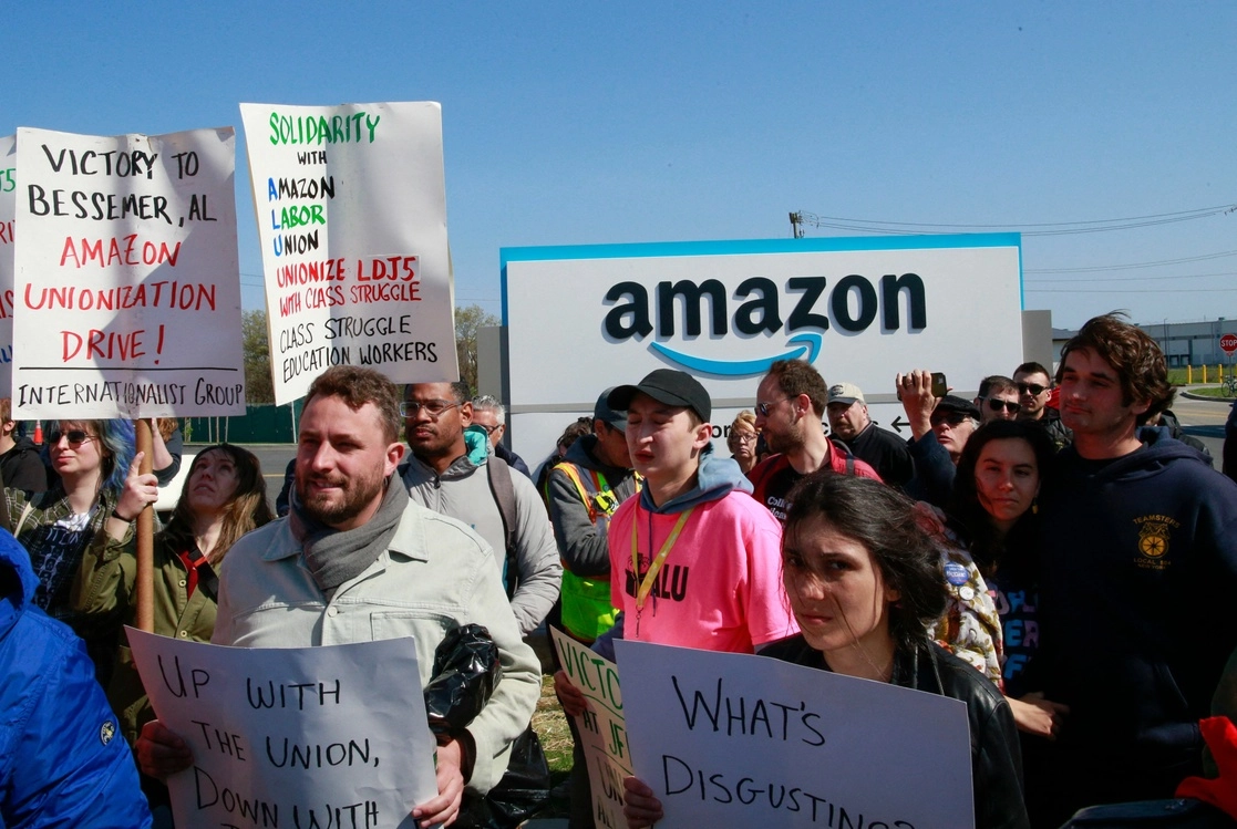 Hace un mes los trabajadores de Amazon en Nueva York lograron fundar el primer sindicato de la empresa. Foto Afp