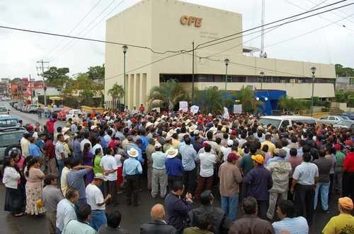 Habitantes de Villahermosa, Tabasco, durante una protesta frente a las oficinas de la Comisión Federal de Electricidad, en rechazo a las altas tarifas en la entidad, en marzo de 2002. Foto René Alberto López