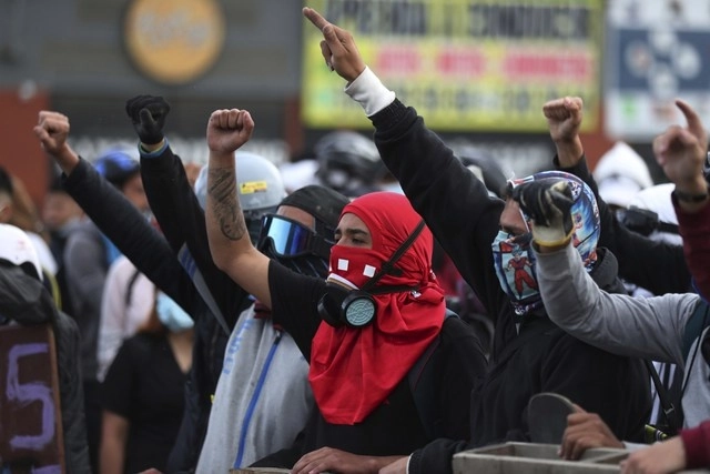 Las protestas en Colombia en contra de la reforma fiscal se han extendidos casi dos semanas. Foto Ap