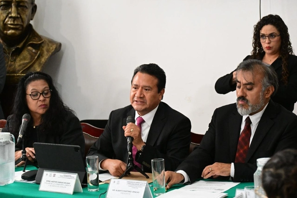 En su comparecencia en el Congreso capitalino, Néstor Solano afirmó que hay simulación de juicios inmobiliarios. Foto 'La Jornada'