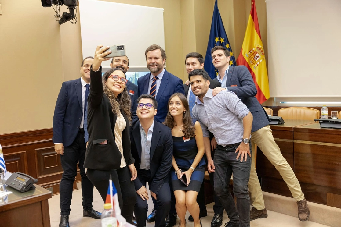 Alicia Galván aparece en el centro, debajo del vocero de Vox en el Congreso de los Diputados de España, Iván Espinosa de los Monteros. Foto Fundación Disenso